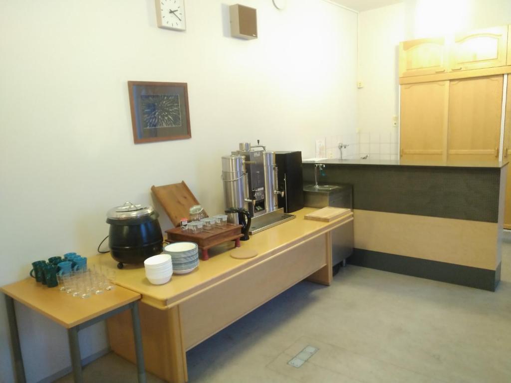 Příslušenství pro přípravu čaje a kávy v ubytování Grand Hostel Ivalo