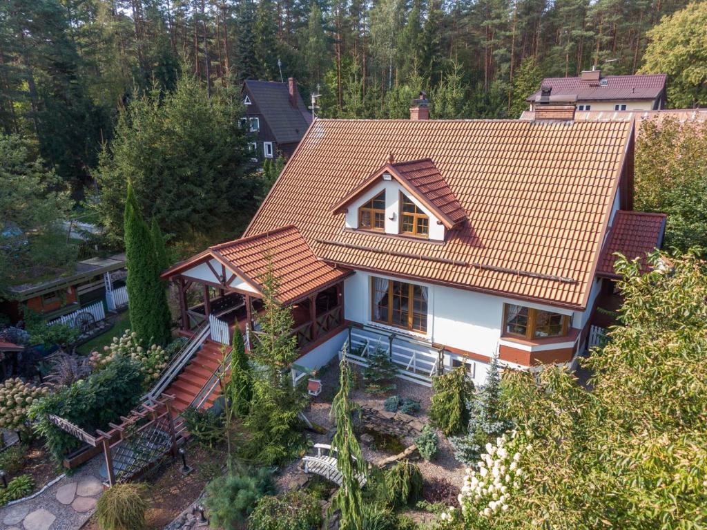 スピホボにあるLawendowy Domの屋根付きの家屋