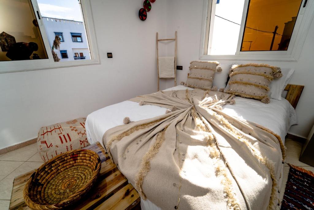 Postel nebo postele na pokoji v ubytování Tigmi Ossmon Hostel