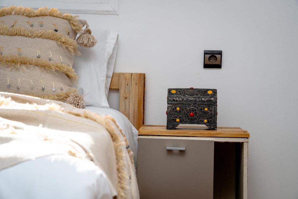 Postel nebo postele na pokoji v ubytování Tigmi Ossmon Hostel