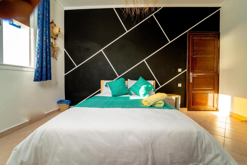 Postel nebo postele na pokoji v ubytování Tigmi Ossmon Hostel