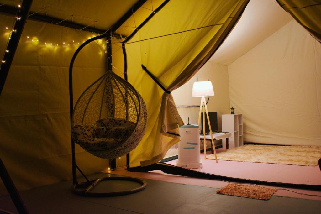 una camera con amaca in una tenda di Hawun Glamping with Private Pool a Tamparuli