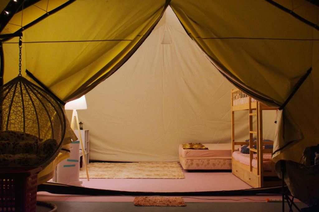 Camera con letto in tenda. di Hawun Glamping with Private Pool a Tamparuli