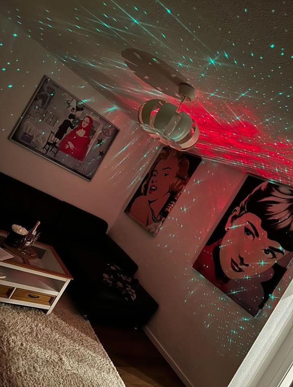 a room with pictures on the wall and a ceiling at Anelia City Apartment 2 Zimmer inkl 2 Parkplätze im Zentrum in Paderborn