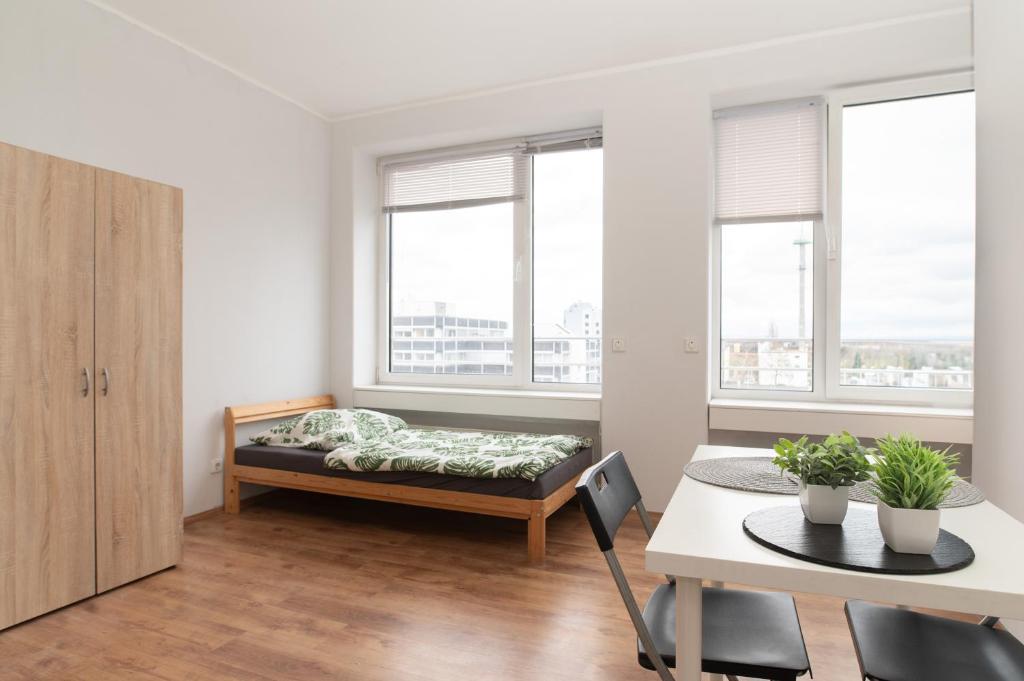 a living room with a bed and a table at Helle Wohnung mit Balkon perfekt für Monteure und Arbeiter in Rüsselsheim