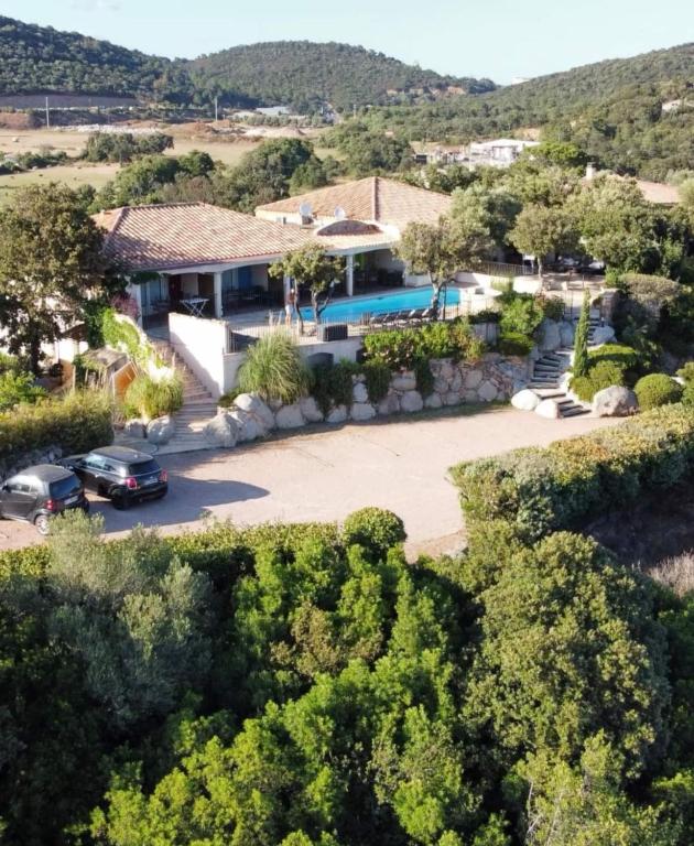- une vue aérienne sur une maison avec allée dans l'établissement Résidence U Sognu, à Porto-Vecchio