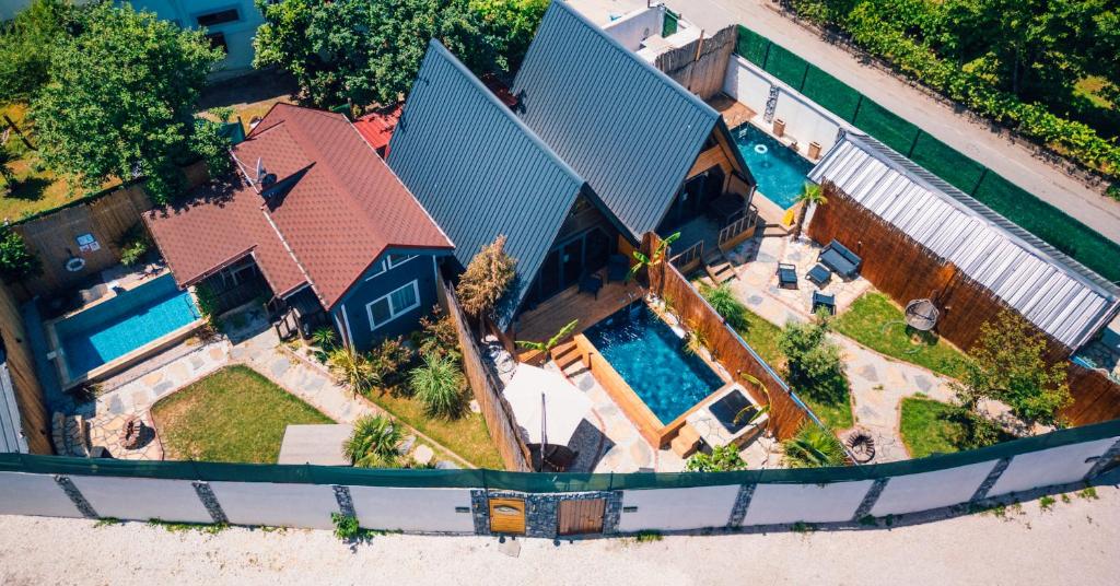 una vista dall'alto di una casa con piscina di Tree Bungalov Maşukiye a Kartepe