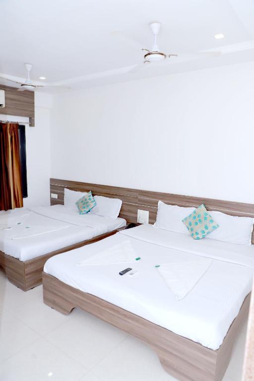 Postel nebo postele na pokoji v ubytování Hotel Matoshree
