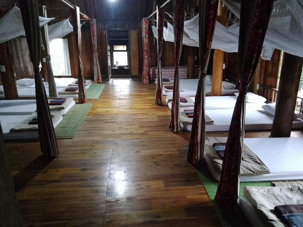 ein Zimmer mit vielen Etagenbetten in der Unterkunft PuBinSpiceHills Perilla in Hòa Bình