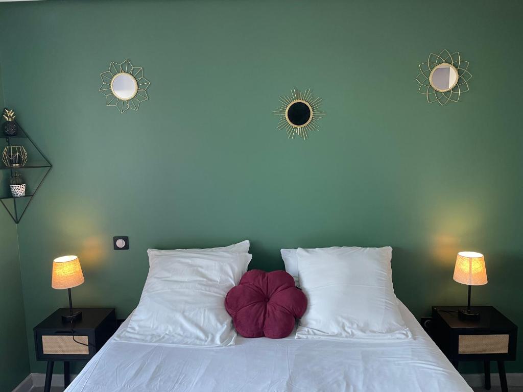 Posteľ alebo postele v izbe v ubytovaní STUDIO CAMP NATURISTE VUE MER, le Gilyves cocooning