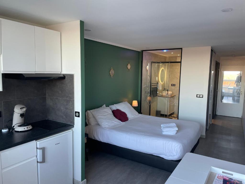 Posteľ alebo postele v izbe v ubytovaní STUDIO CAMP NATURISTE VUE MER, le Gilyves cocooning