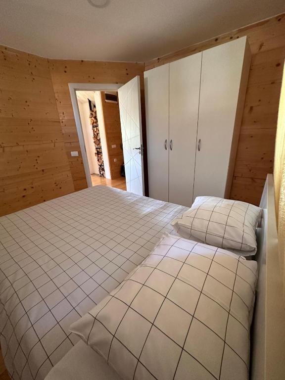 Postel nebo postele na pokoji v ubytování Pine Cabins Zlatibor