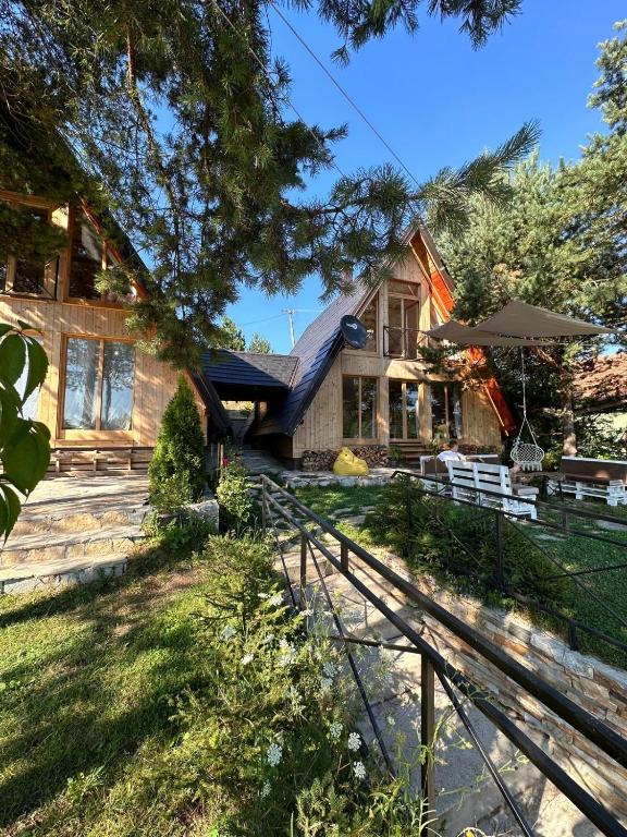 Zahrada ubytování Pine Cabins Zlatibor