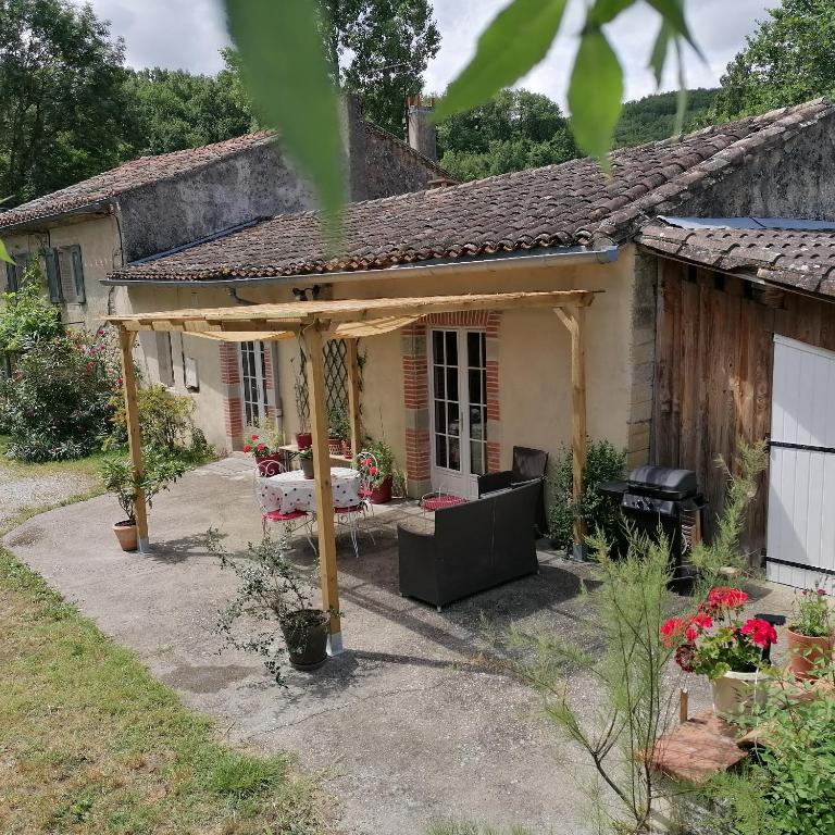 une pergola dans l'arrière-cour d'une maison dans l'établissement Le Fournil de Douasse, à Puycalvel Lautrec