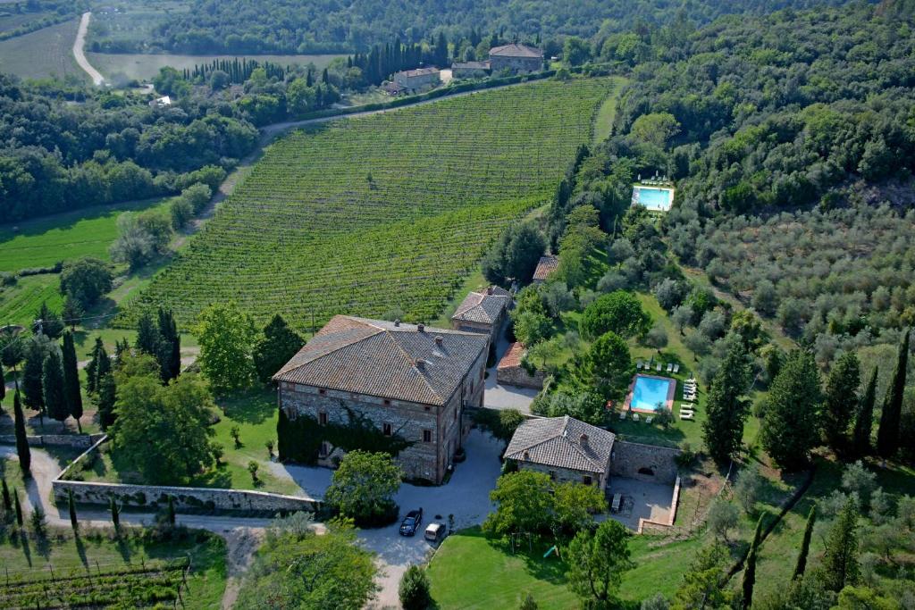 uma vista aérea de uma grande casa num campo em Agriturismo Villa Buoninsegna em Rapolano Terme