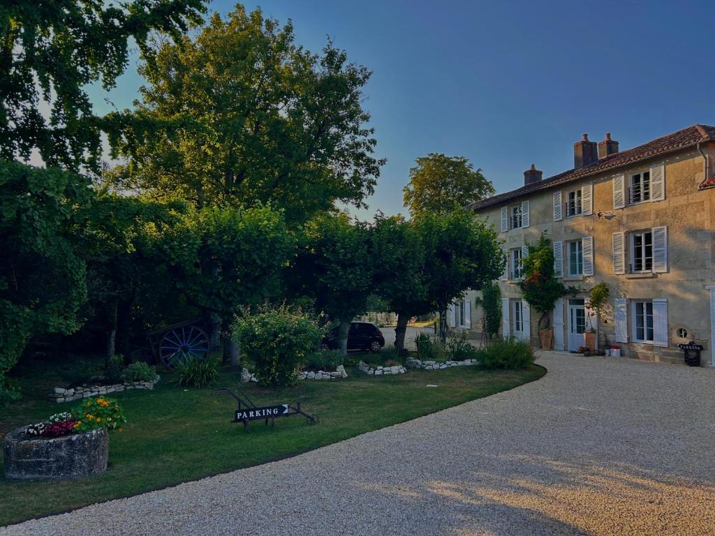 Zahrada ubytování LE REPAIRE DU CLAIN gîte 4 étoiles