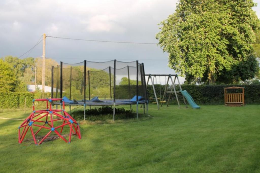 ein Park mit einem Spielplatz mit Rutsche in der Unterkunft Ferme du lin : Rosalin in Gueschart