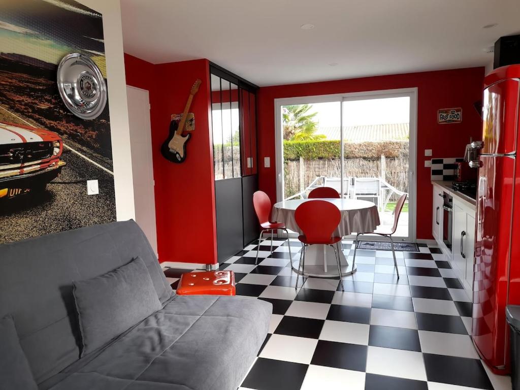 een woonkamer met een zwart-wit geruite vloer bij maison Américan Beach in Longeville-sur-Mer