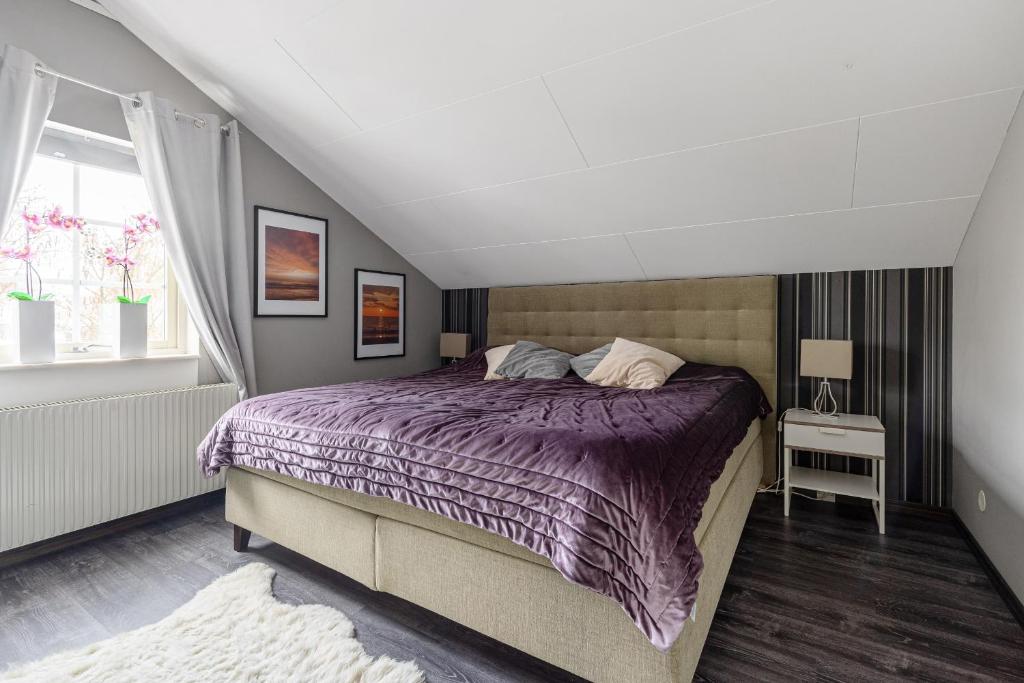Ένα ή περισσότερα κρεβάτια σε δωμάτιο στο Mysig villa Stockholm
