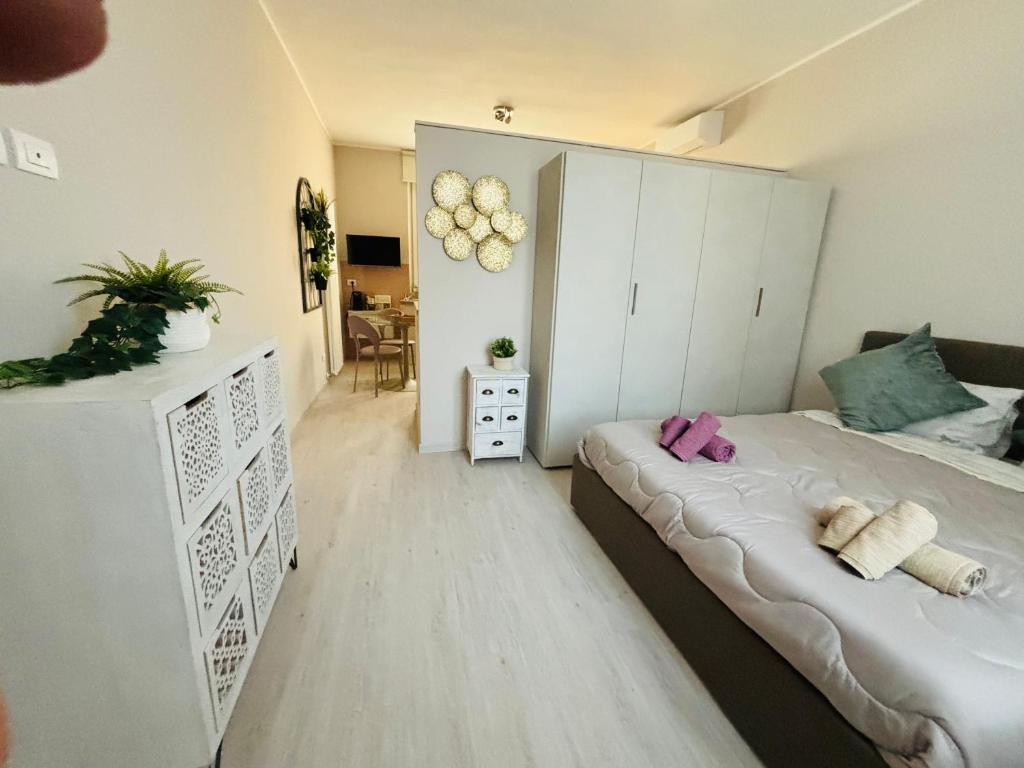 帕尔马Maison del Ducato Suite Parmigianino的一间带床和桌子的小卧室