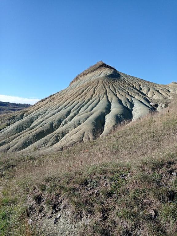 une colline recouverte de terre et d'herbe sur un champ dans l'établissement Alcove Du Velay, à Rochelimagne