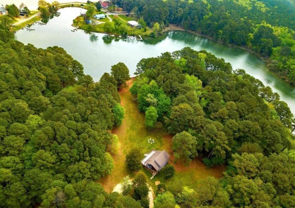 una vista aérea de una casa en medio de un río en 18-Acre Waterfront Sanctuary Peace and Privacy, en Ridge