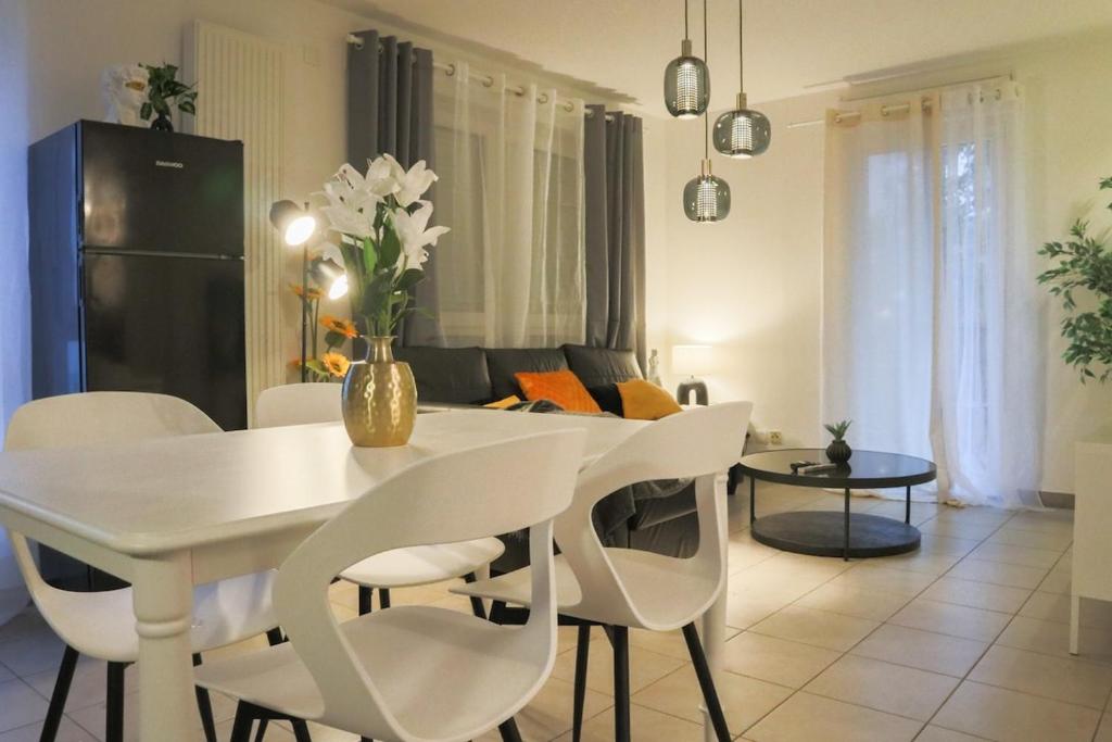 un salon avec une table et des chaises blanches dans l'établissement Oeuvres françaises, à Mulhouse