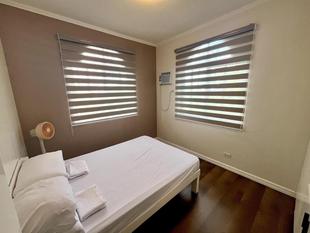 Postel nebo postele na pokoji v ubytování 4BR Tagaytay House Staycation near Sky Ranch