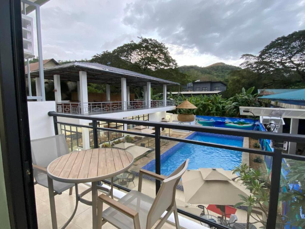 Bazén v ubytování Ocean Star Hotel Coron nebo v jeho okolí