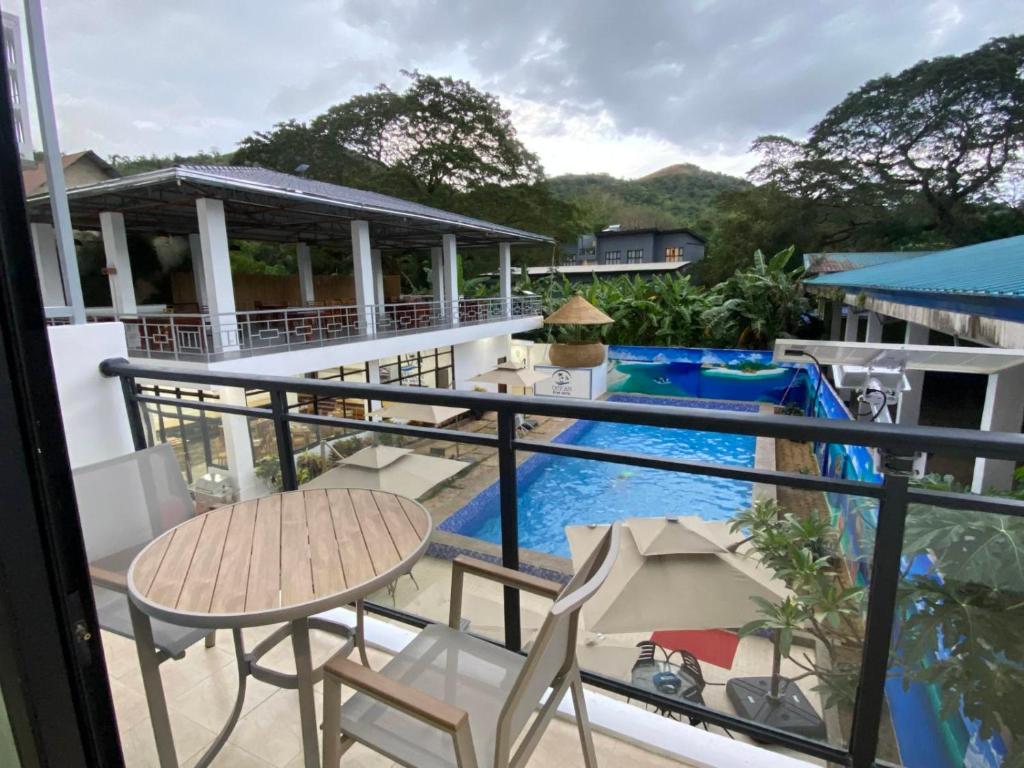 Bazén v ubytování Ocean Star Hotel Coron nebo v jeho okolí