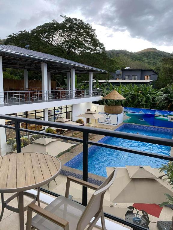 Bazén v ubytování Ocean Star Hotel Coron nebo v jeho okolí