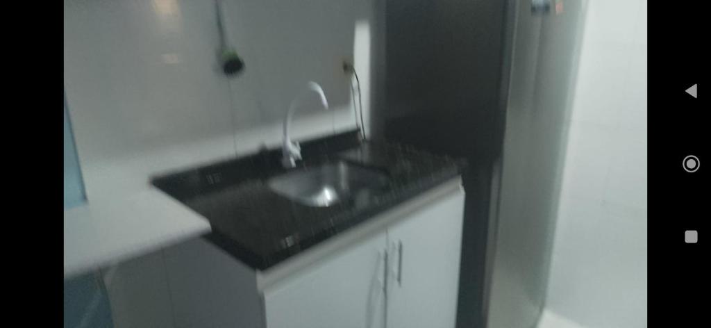 a kitchen counter with a sink in a kitchen at Apartamento pé na areia na praia de enseadas dos corais-Gaibu, em frente as piscinas naturais in Cabo de Santo Agostinho