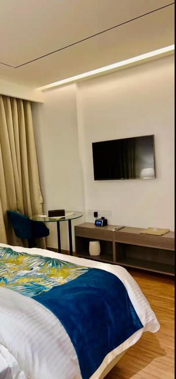 TV a/nebo společenská místnost v ubytování Stargazing Residences Gurgaon, AIPL Joystreet