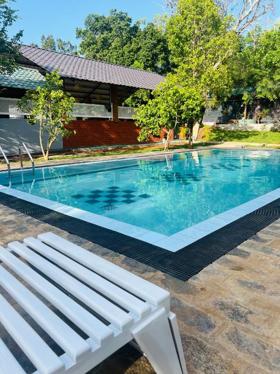 Bazén v ubytování Maapagala Resort Sigiriya nebo v jeho okolí