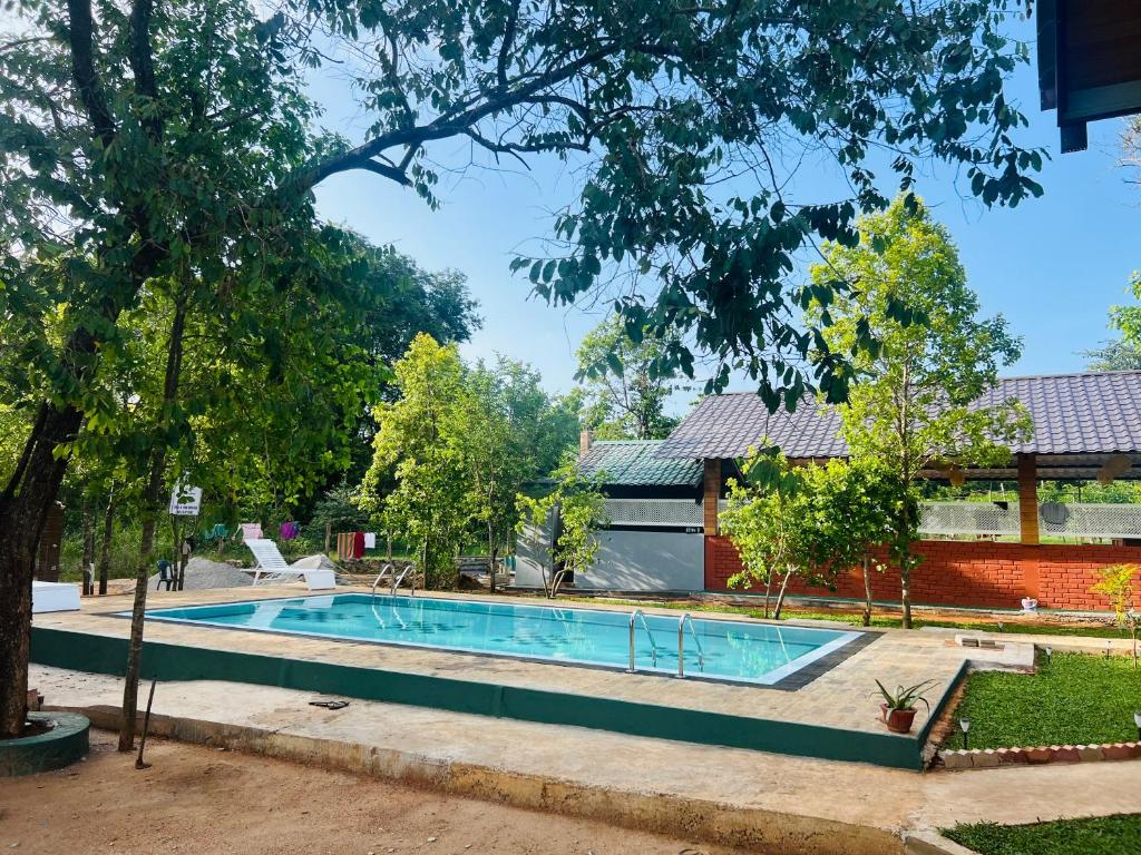 Bazén v ubytování Maapagala Resort Sigiriya nebo v jeho okolí
