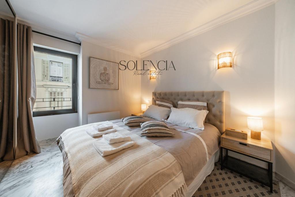 une chambre avec un grand lit avec des serviettes dessus dans l'établissement 2 pièces rue d'Antibes - Climatisation, à Cannes