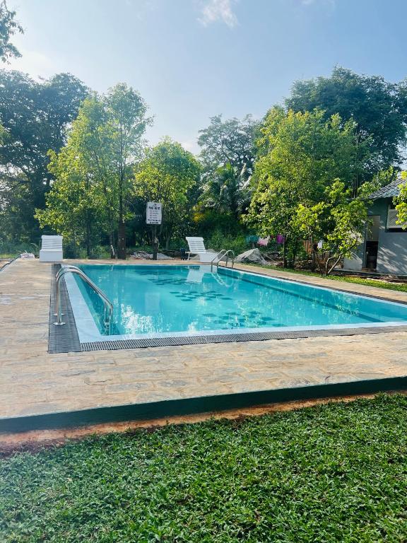 Bazén v ubytování Maapagala Resort Sigiriya nebo v jeho okolí