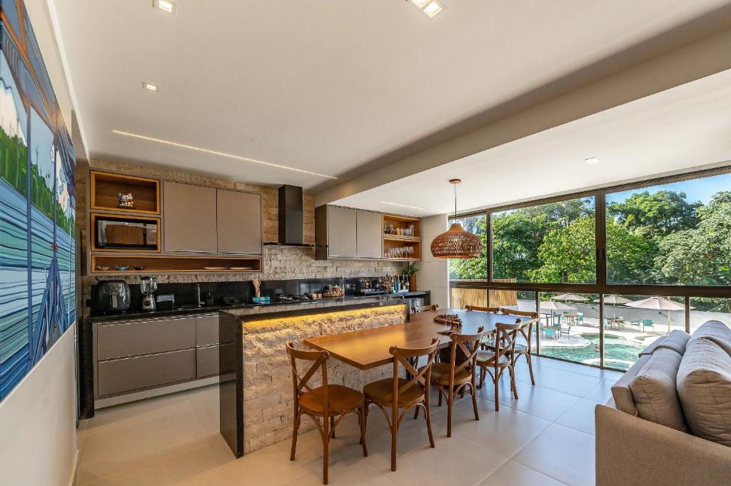 Kuchyň nebo kuchyňský kout v ubytování Pé na Areia - 2 Suítes e Jacuzzi em Condomínio de Luxo!