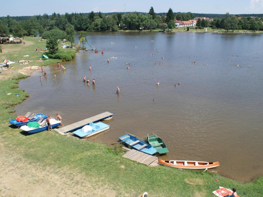 Výhled na řeku, která protéká v blízkosti prázdninového domu