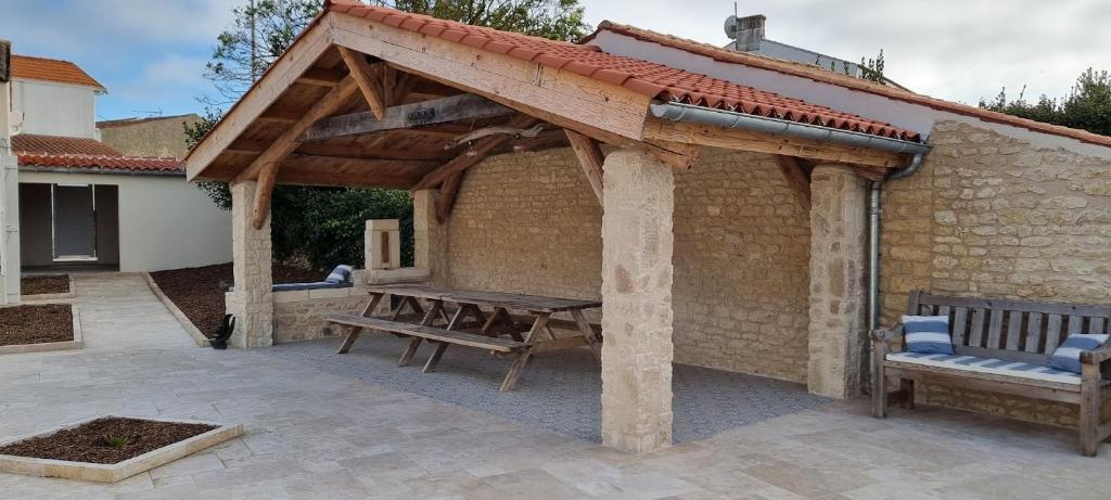 - un pavillon en bois avec une table de pique-nique et des bancs dans l'établissement Superbe Maison à la Remigeasse, proximité plage, à Dolus-d'Oléron