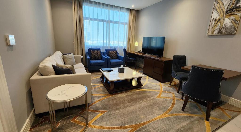 Μια τηλεόραση ή/και κέντρο ψυχαγωγίας στο Sherao Hotel Doha فندق شراعوه الدوحة
