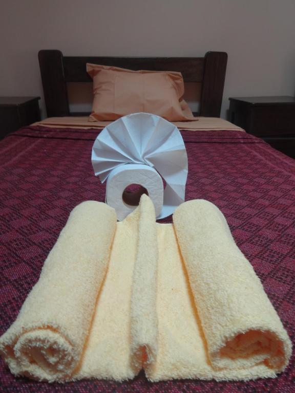 Una cama o camas en una habitación de OkiDoki Cusco Hostal