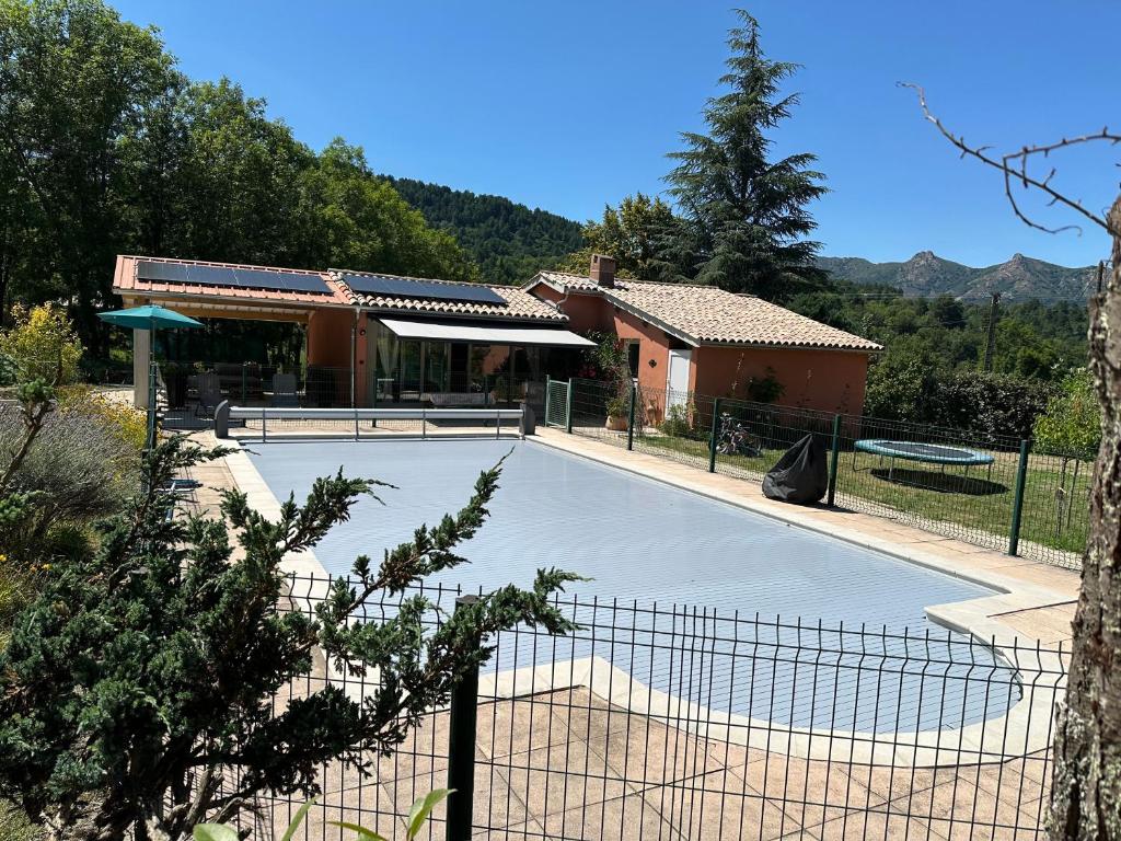 un terrain de basket en face d'une maison dans l'établissement Maison indépendante avec piscine, à Jaujac