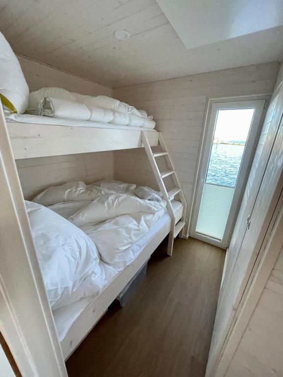Postel nebo postele na pokoji v ubytování Hausboot Lillemor Burgtiefe