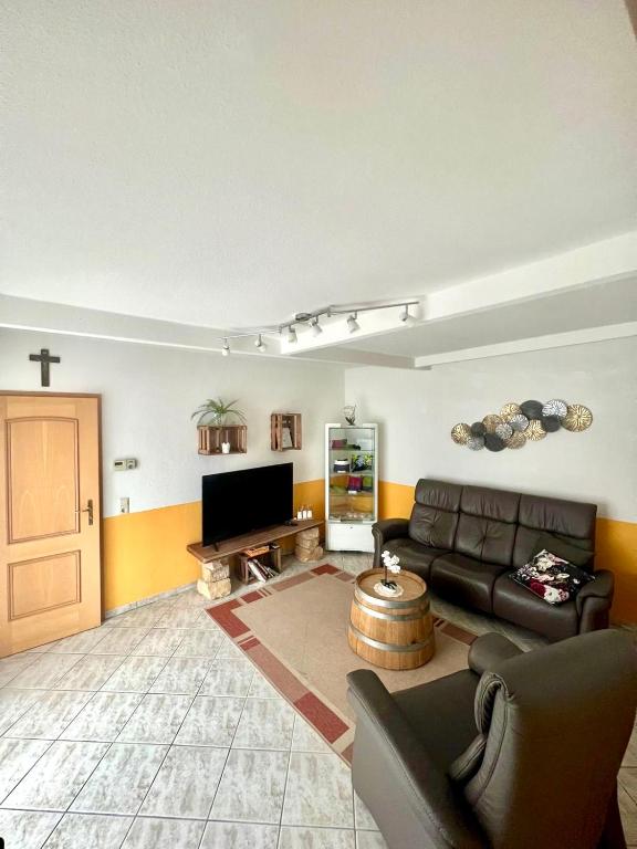 TV a/nebo společenská místnost v ubytování Ferienwohnung Vino Palatina