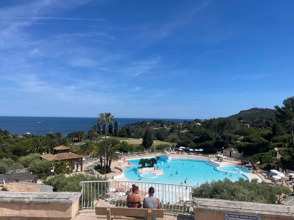 Bazén v ubytovaní Appartement Cap Esterel 4/5 personnes alebo v jeho blízkosti