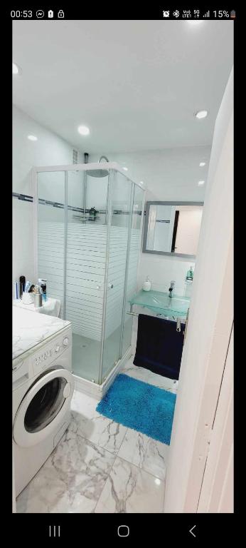 une salle de bain avec une douche, des toilettes et un lavabo dans l'établissement 3 pièces bord de mer, à Nice