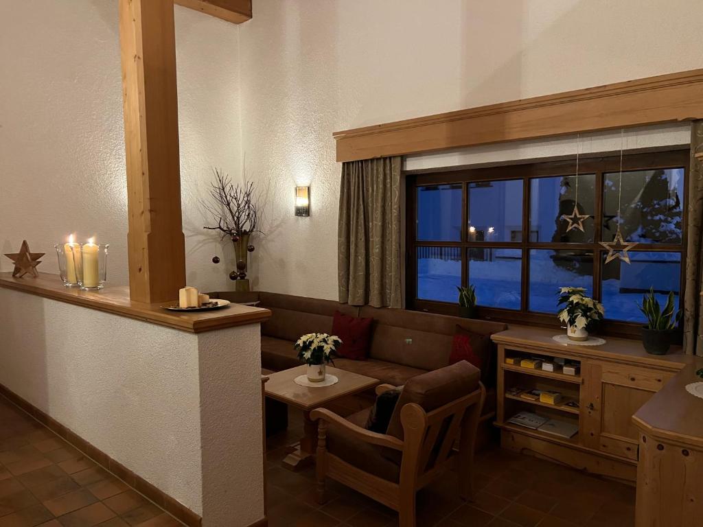 Una sala de estar con un sofá y una ventana. en Haus Kaschutnig, en Fiss