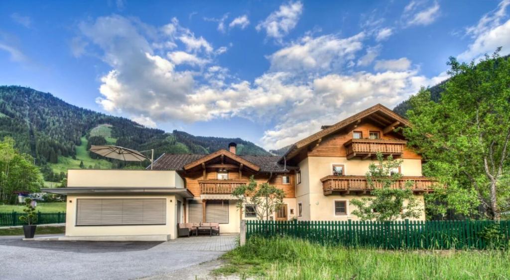 a house in the mountains with a garage at Ferienwohnung Haus Waldheim in Werfenweng