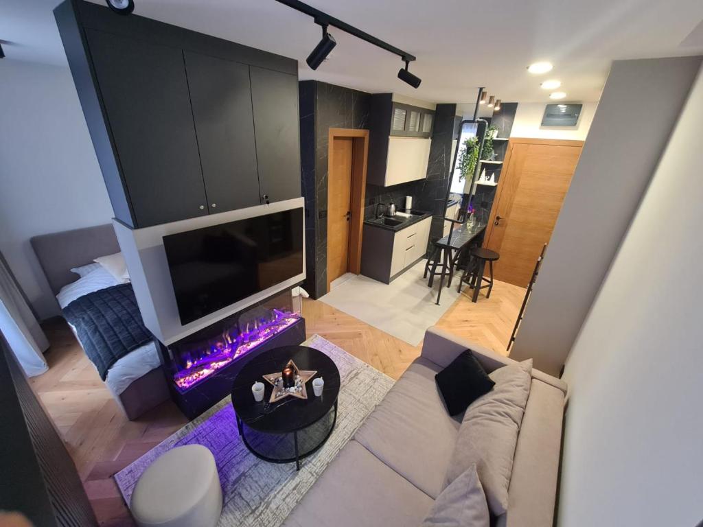 Μια τηλεόραση ή/και κέντρο ψυχαγωγίας στο Kristal Lux Violeta